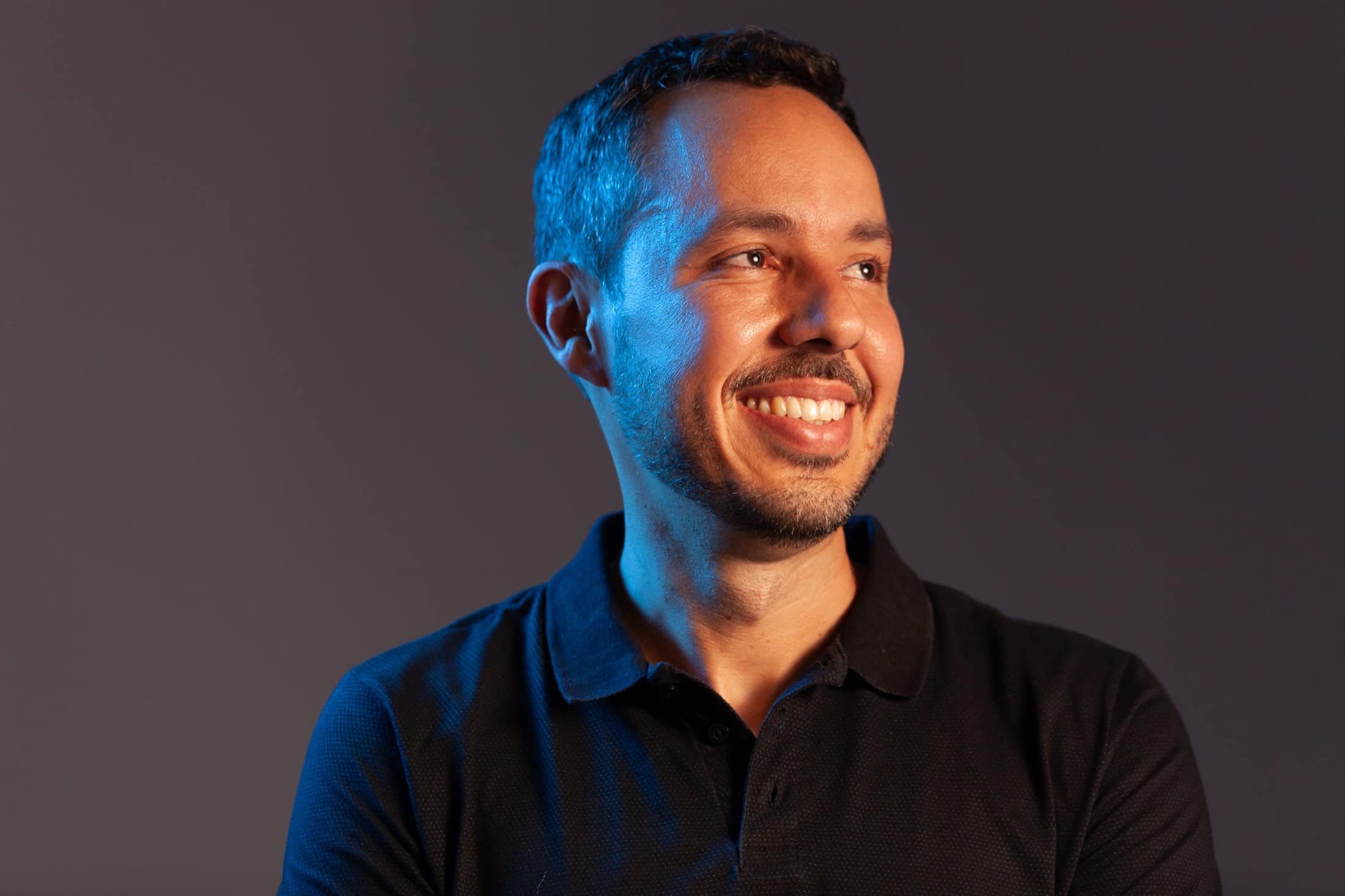 Retrato de Gustavo Caetano com luz azul